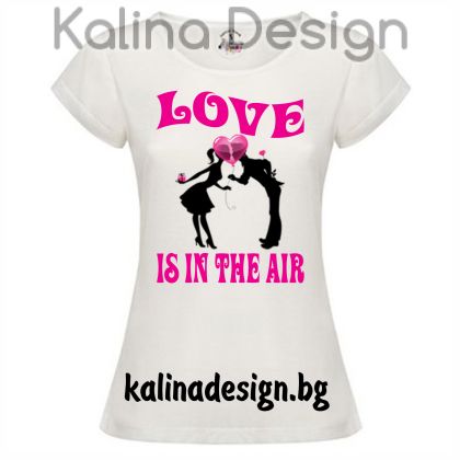 Дамска тениска с надпис LOVE is in the AIR